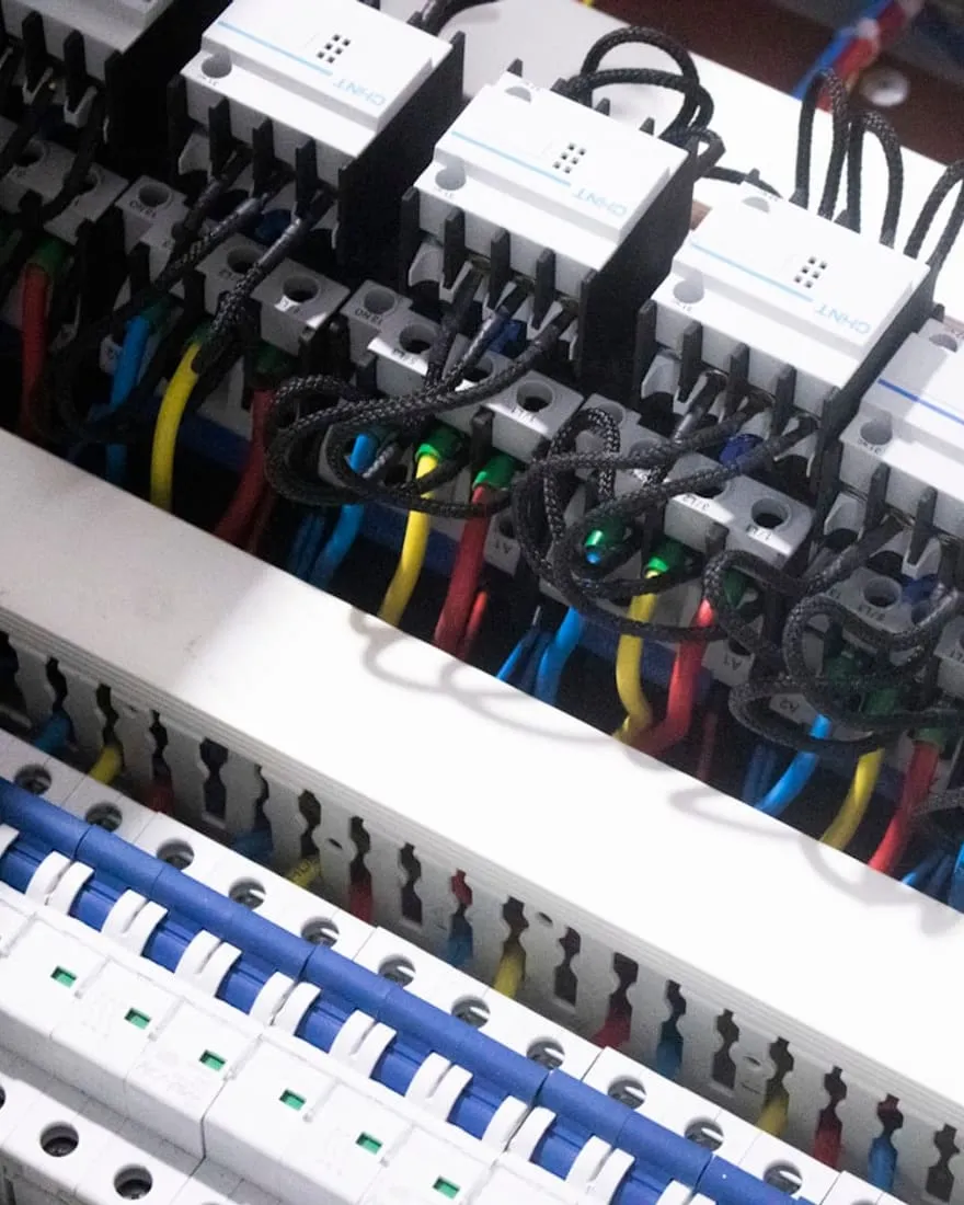 Electricista trabajando en un cuadro eléctrico en Badalona
